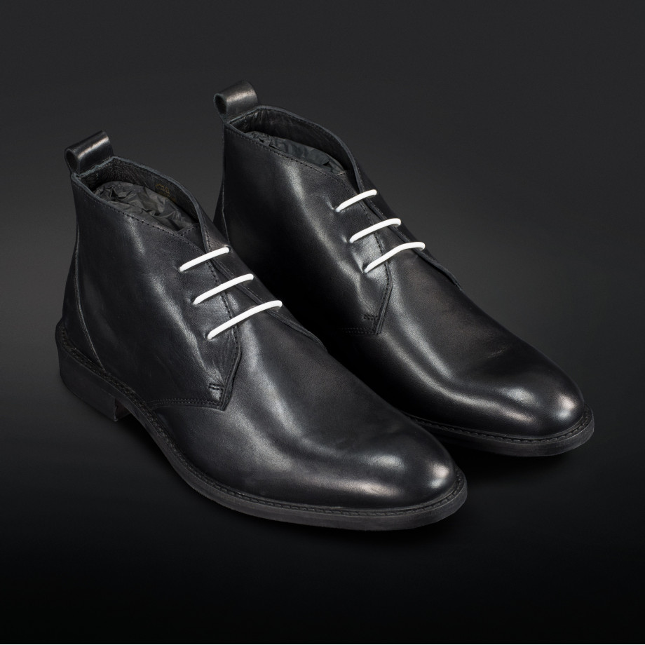 Hvide snørebånd designet til pæne sko. dine klassiske, pæne sko til et par slip-ons uden looket.